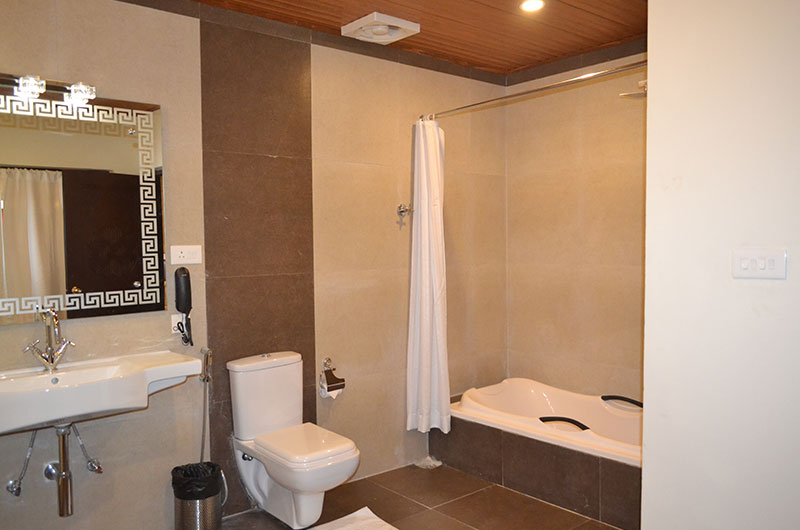 Tashiling Residency Hotel & Spa- Balcony Deluxe Bathroom